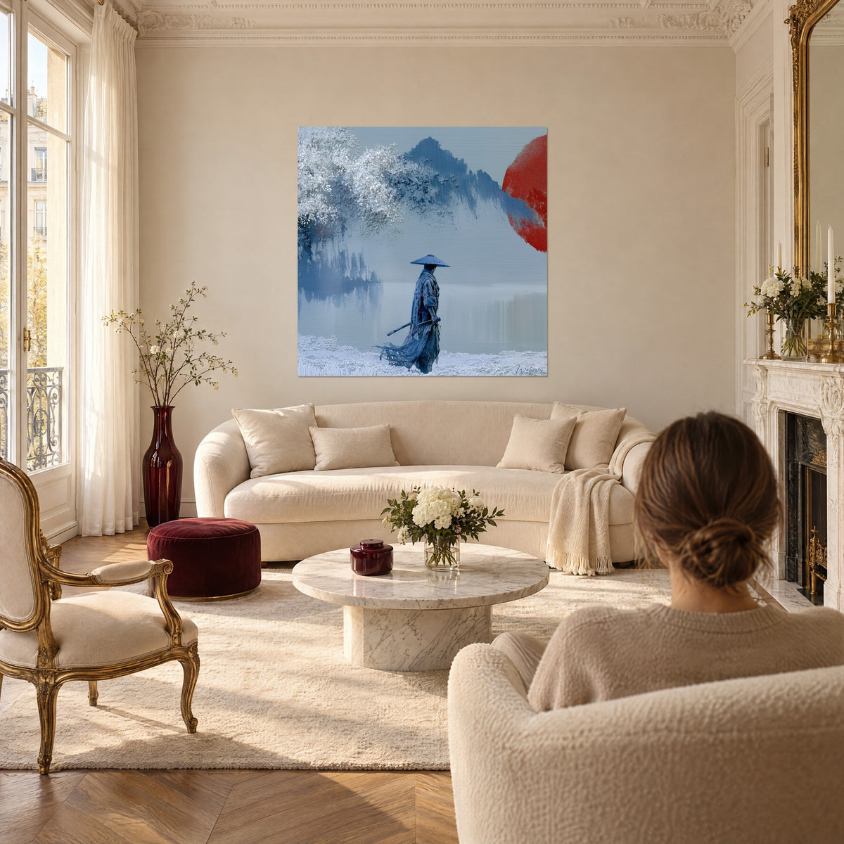 Tableau guerrier coiffé d'un chapeau conique, kimono bleu sombre, soleil rouge et cerisier blanc, au-dessus d'un canapé dans un salon lumineux
