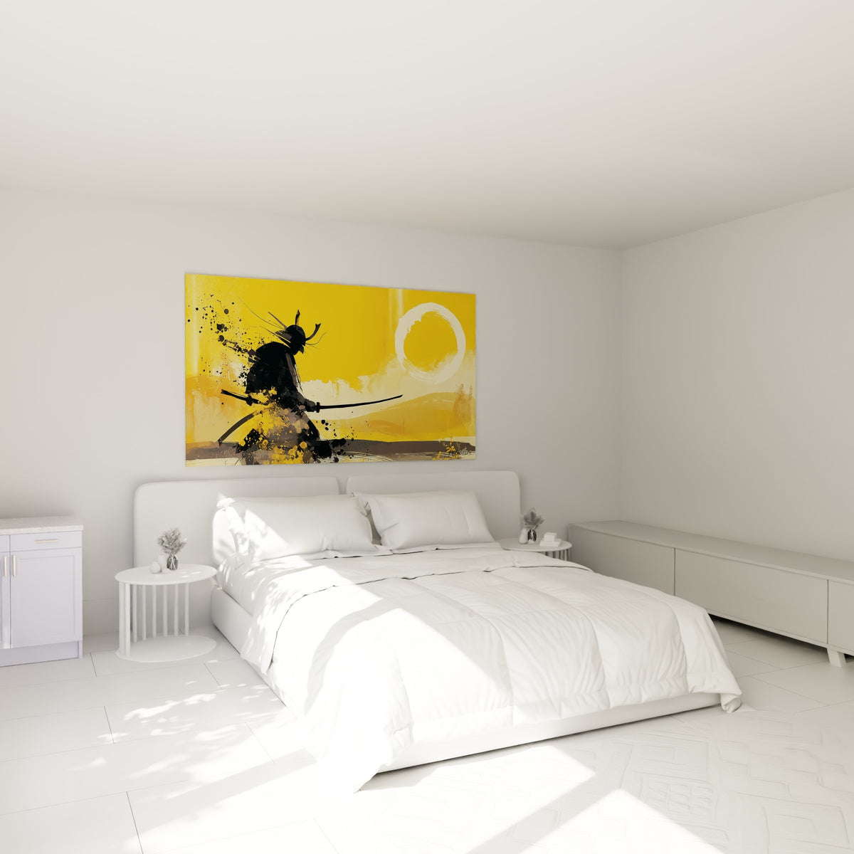 Guerrier samouraï en encre noire sur ocre doré, accroché au-dessus d'un lit dans une chambre claire