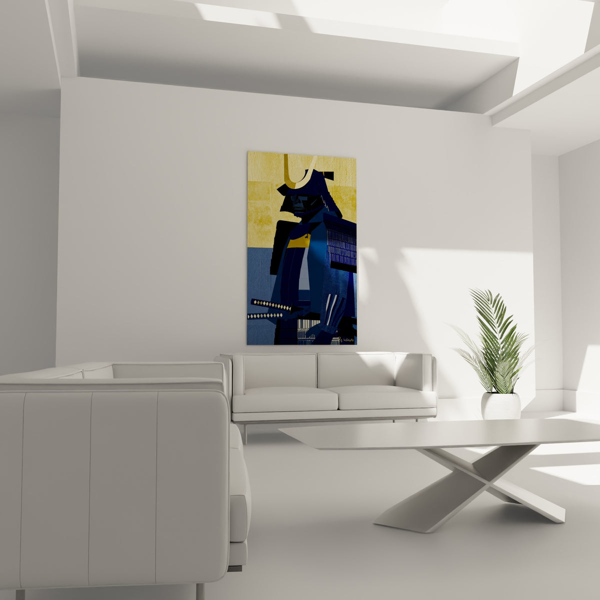 Guerrier samouraï en armure bleu marine et fond doré accroché au-dessus d'un canapé dans un salon lumineux