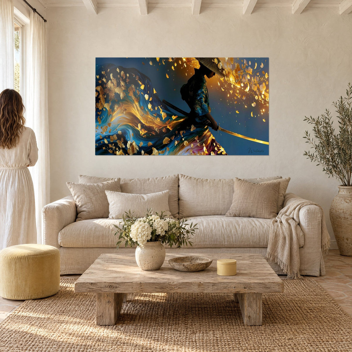 Tableau samouraï sous chapeau de paille, kimono bleu nuit et pétales d'or, au-dessus d'un canapé dans un salon lumineux