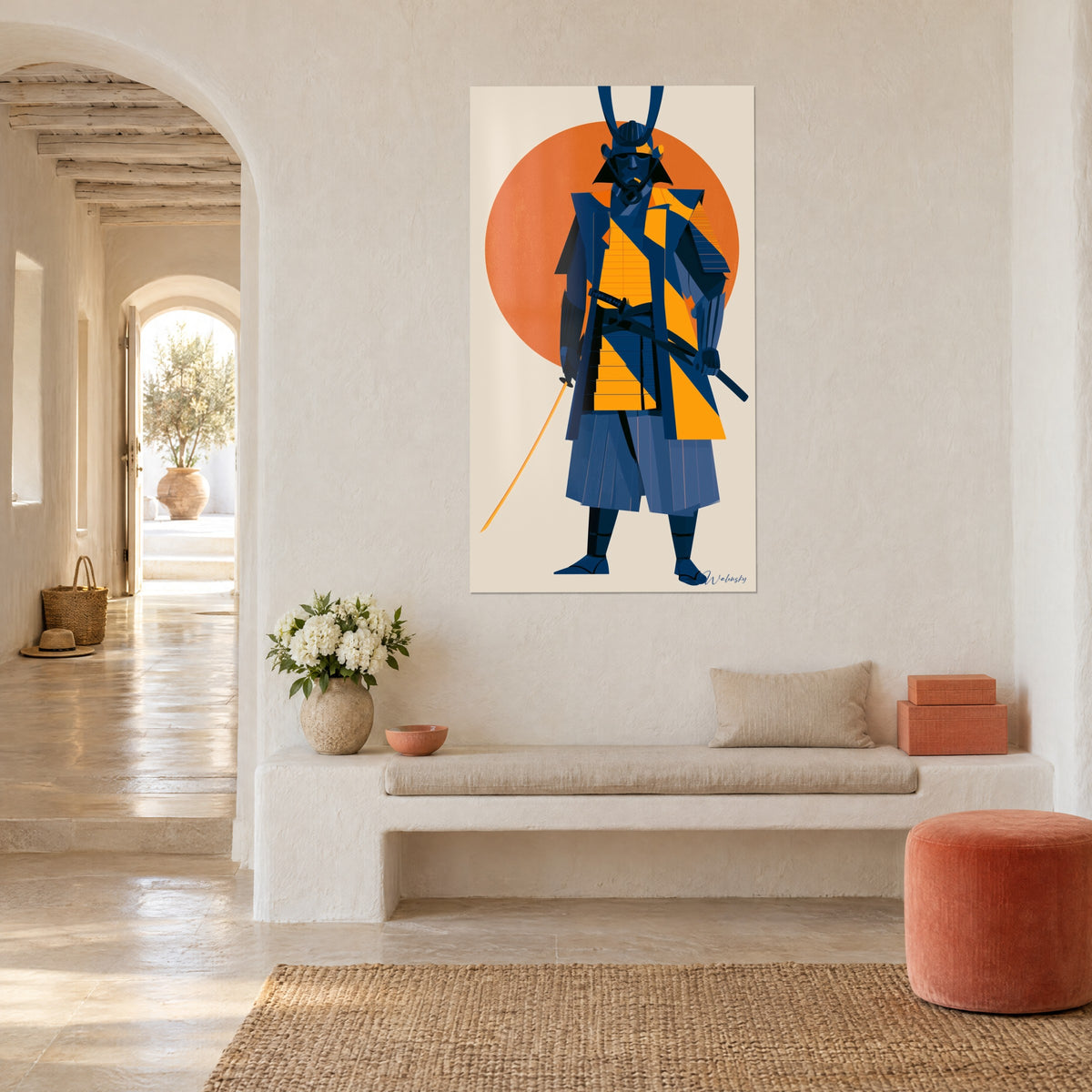 Tableau guerrier casqué aux cornes hautes, manteau orange et bleu nuit, katana doré, sur mur chaux d'une maison méditerranéenne