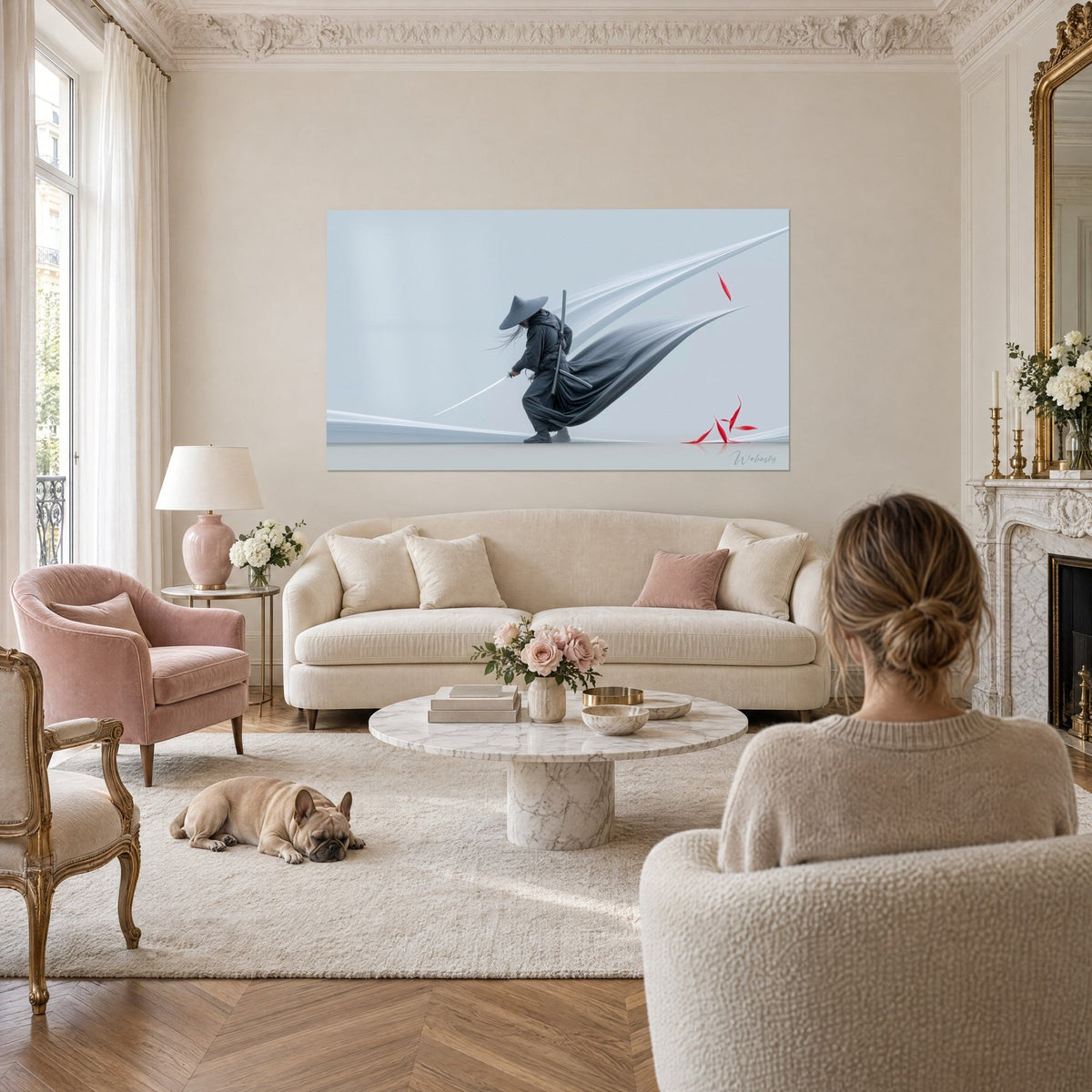 Schilderij van een krijger met een gebogen kegelvormige strohoed onder een wervelende grijze mantel, rode bladeren, boven een bank in een lichte woonkamer