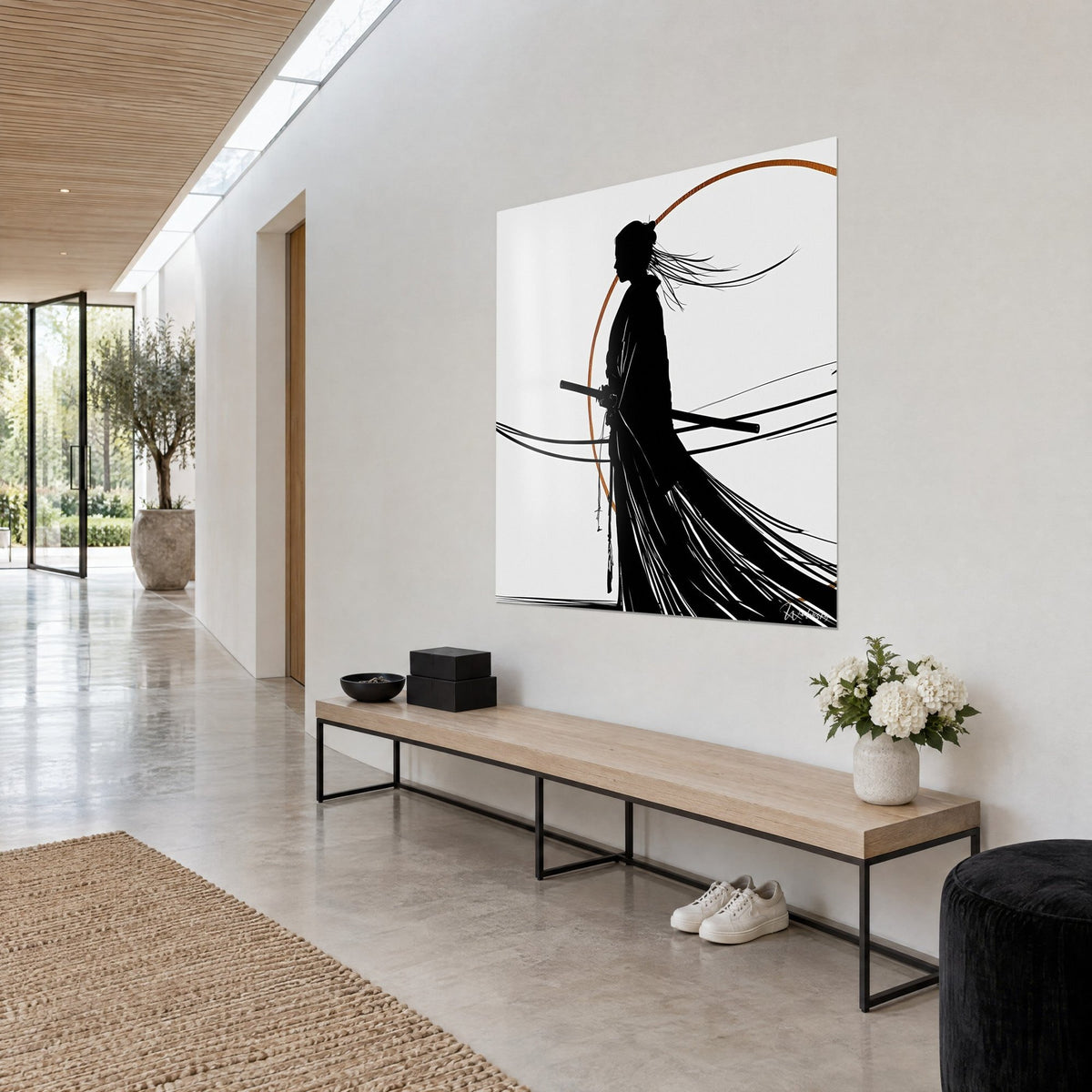 Gemälde Krieger mit Katana, langes schwarzes Hakama und wehende Haarsträhnen, orangefarbener Kreis auf weißem Hintergrund, heller Flur eines Architektenhauses