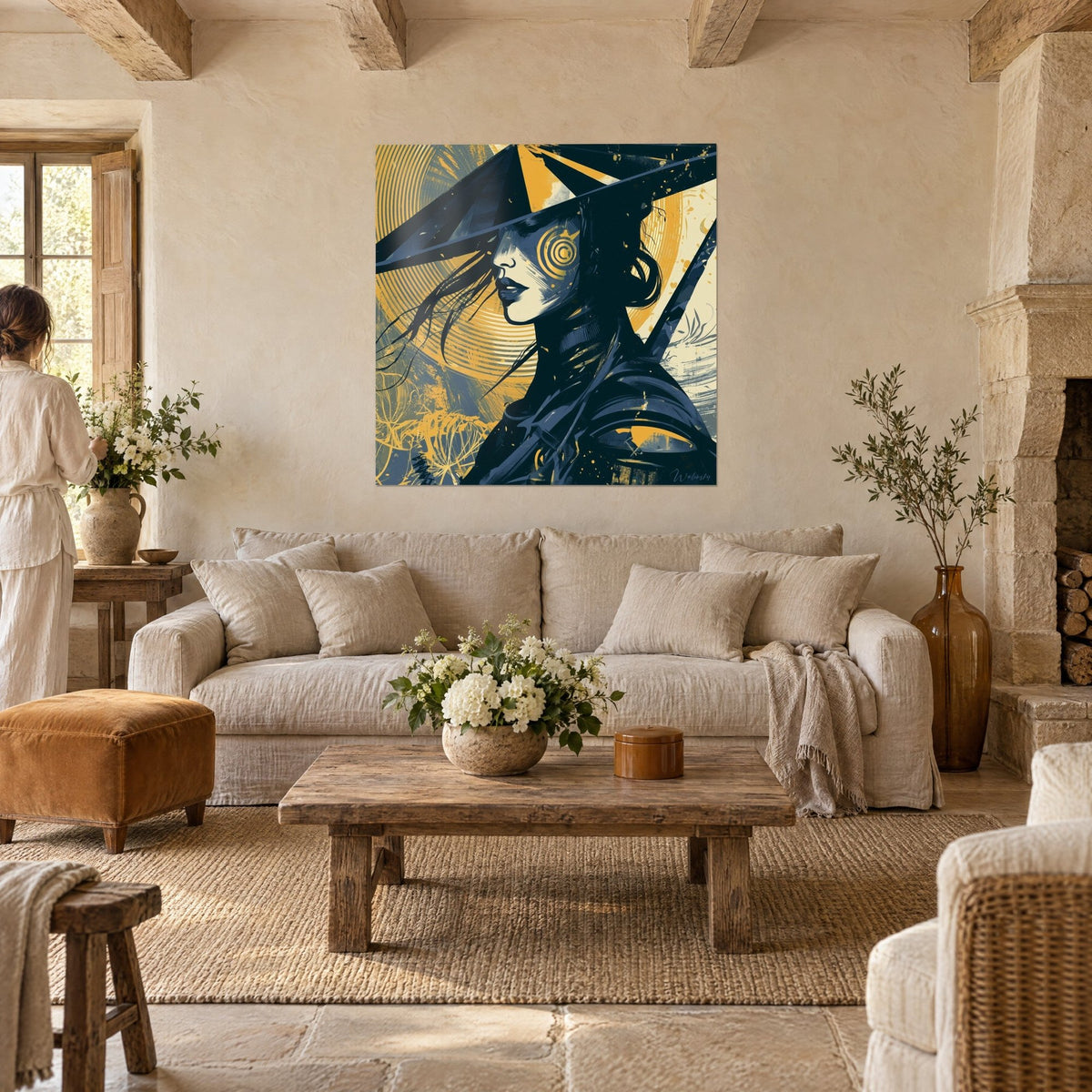 Quadro di una guerriera con cappello conico blu navy, spirale ocra sulla guancia, due persone di spalle sopra un divano in un soggiorno luminoso