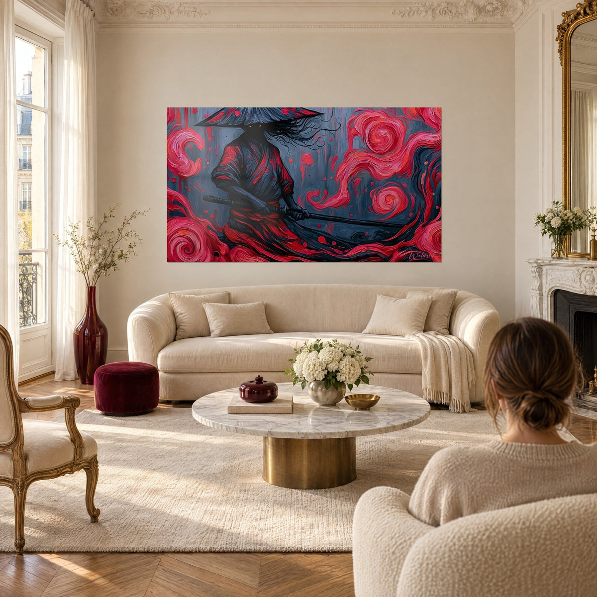 Gemälde Samurai mit Kegelhut, anthrazitgrauem und karmesinrotem Kimono, Katana tief gehalten, über einem Sofa in einem hellen Wohnzimmer