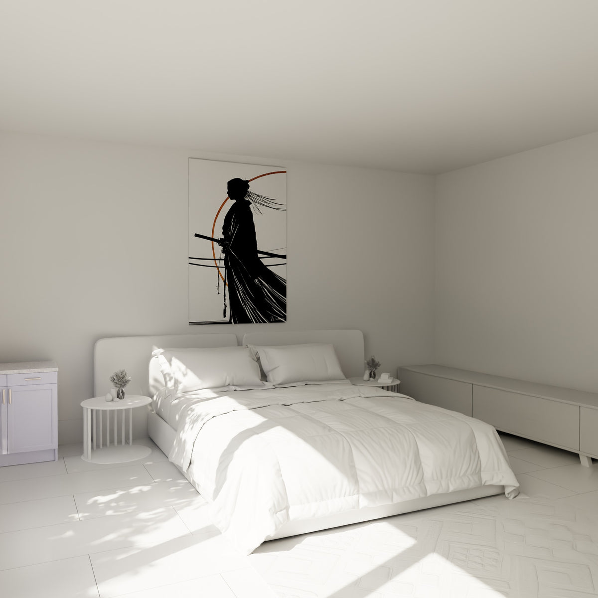 Samouraï profilé en noir et ocre, sabre glissé à la taille, au-dessus d'un lit dans une chambre claire