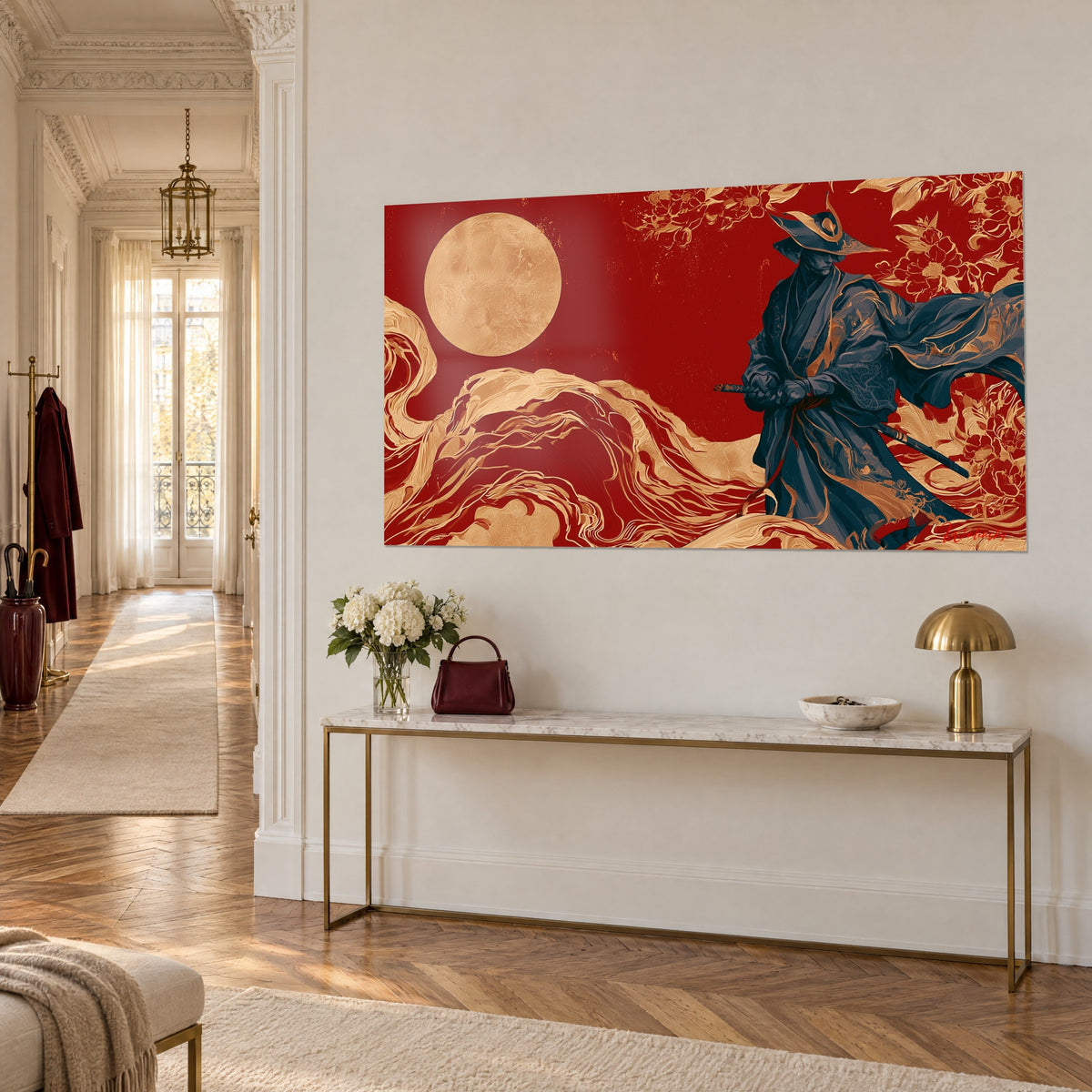 Quadro guerriero con elmo cornuto avvolto nel blu notte, peonie ocra e sfondo scarlatto, su una consolle dorata in vista di tre quarti