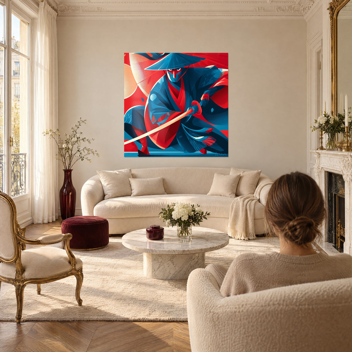 Tableau samouraï au chapeau conique bleu, sabre rouge dégainé, fond écarlate, couple de dos au-dessus d'un canapé dans un salon lumineux