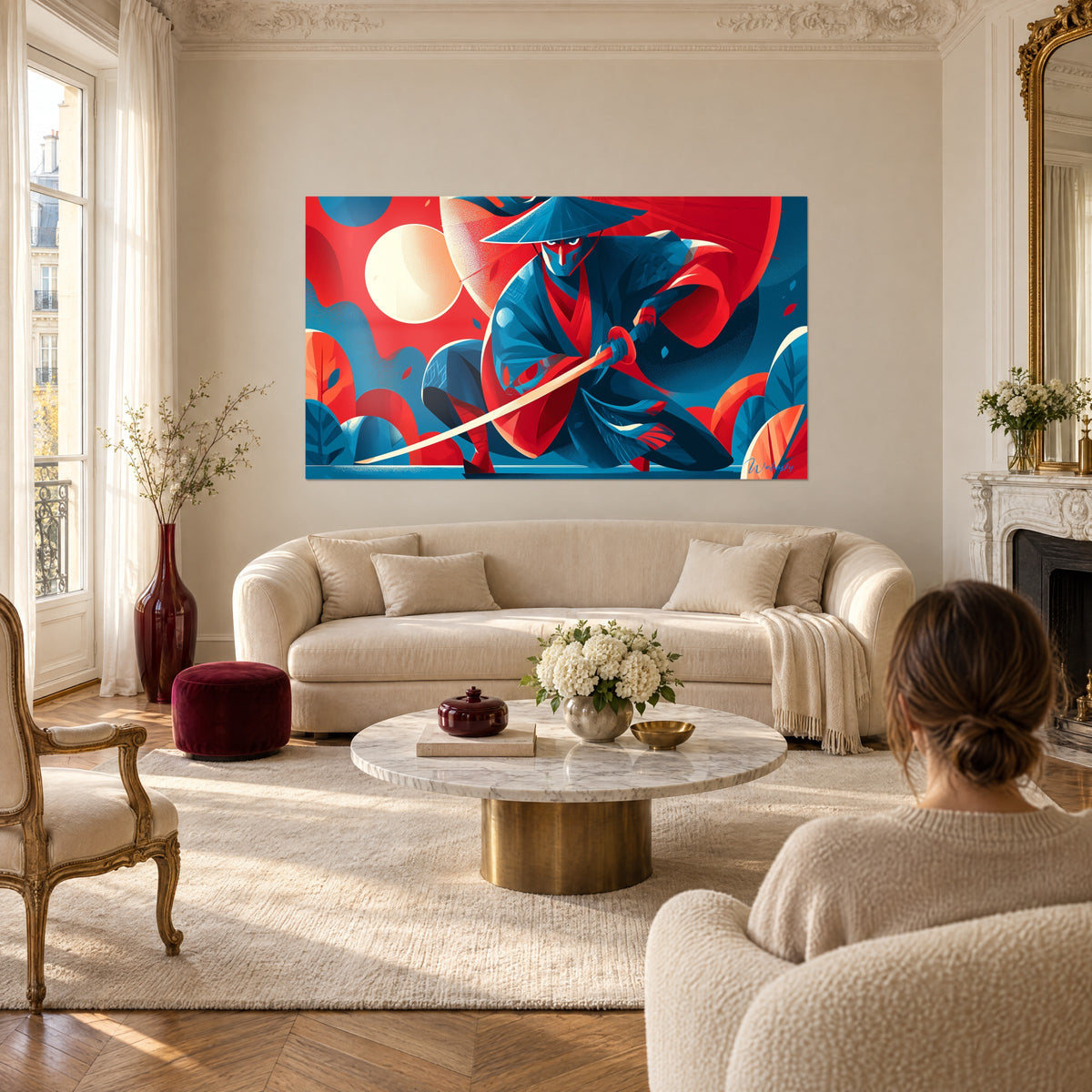 Tableau samouraï bleu accroupi, chapeau conique et kimono rouge, lune crème, deux personnes de dos au-dessus d'un canapé dans un salon lumineux