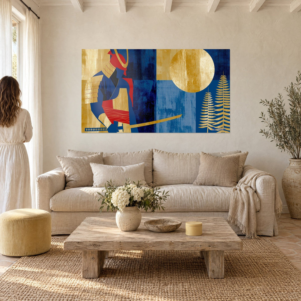 Cuadro de un guerrero con armadura azul y roja, disco solar dorado, helechos ocres, encima de un sofá en un salón luminoso