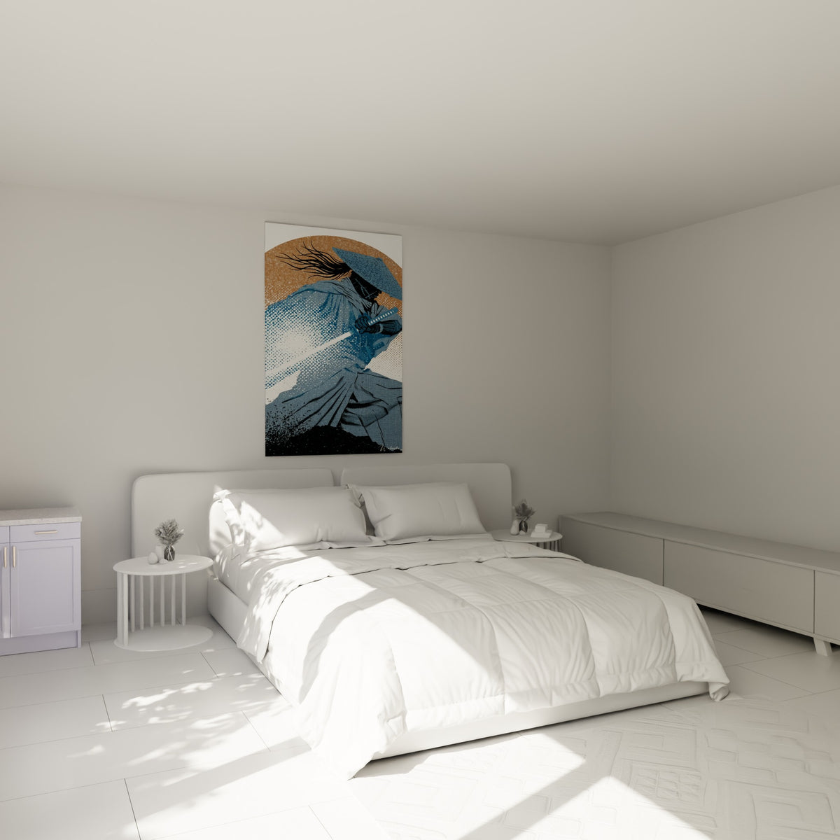 Samouraï au manteau bleu marine et fond ocre texturé, accroché au-dessus d'un lit dans une chambre claire