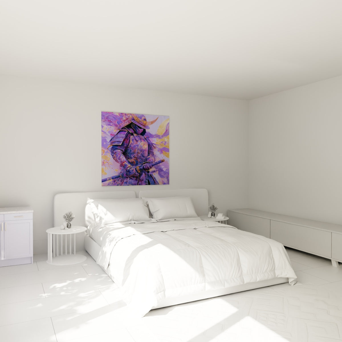 Guerrier Samouraï violet et or, armure lamellaire détaillée, accroché au-dessus d'un lit dans une chambre claire