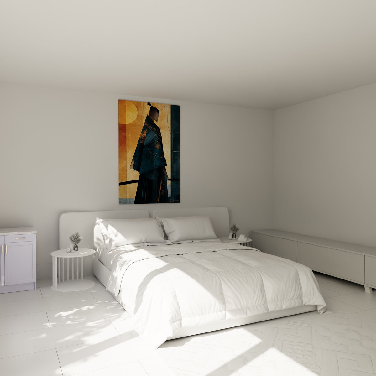 Silhouette du samouraï drapée de bleu marine et ocre, accrochée au-dessus d'un lit dans une chambre claire