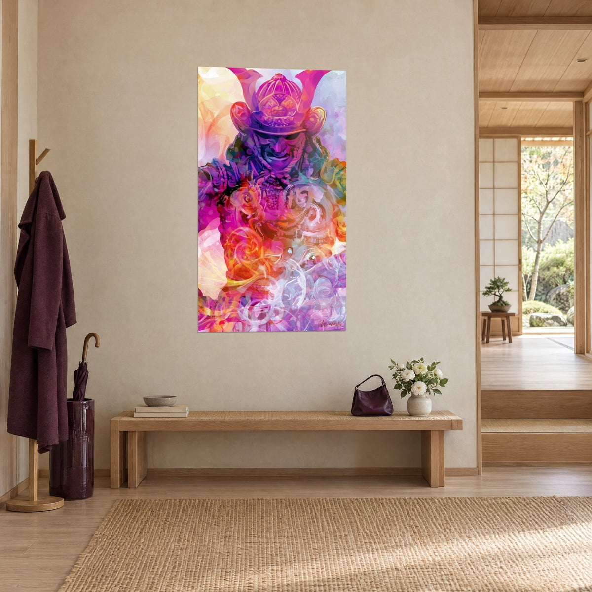 Tableau armure de guerrier mauve et rose, masque grimaçant et spirales dorées, accroché dans un intérieur japandi, vue de trois-quarts