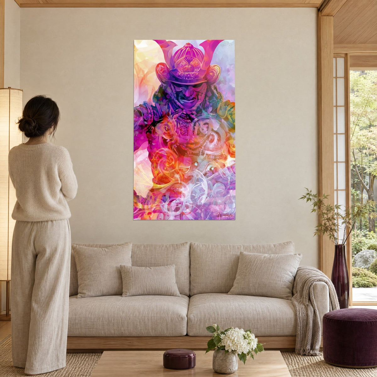 Tableau samouraï casqué violet et orange, cornes du kabuto ailées, volutes ornementées, au-dessus d'un canapé dans un salon lumineux