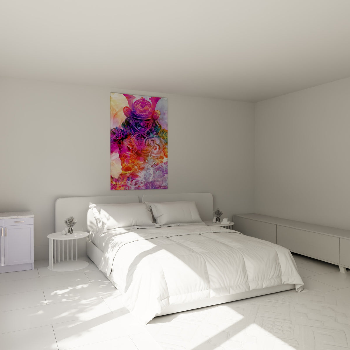 Guerrier Samouraï violet et rose fuchsia, casque orné, au-dessus d'un lit dans une chambre claire
