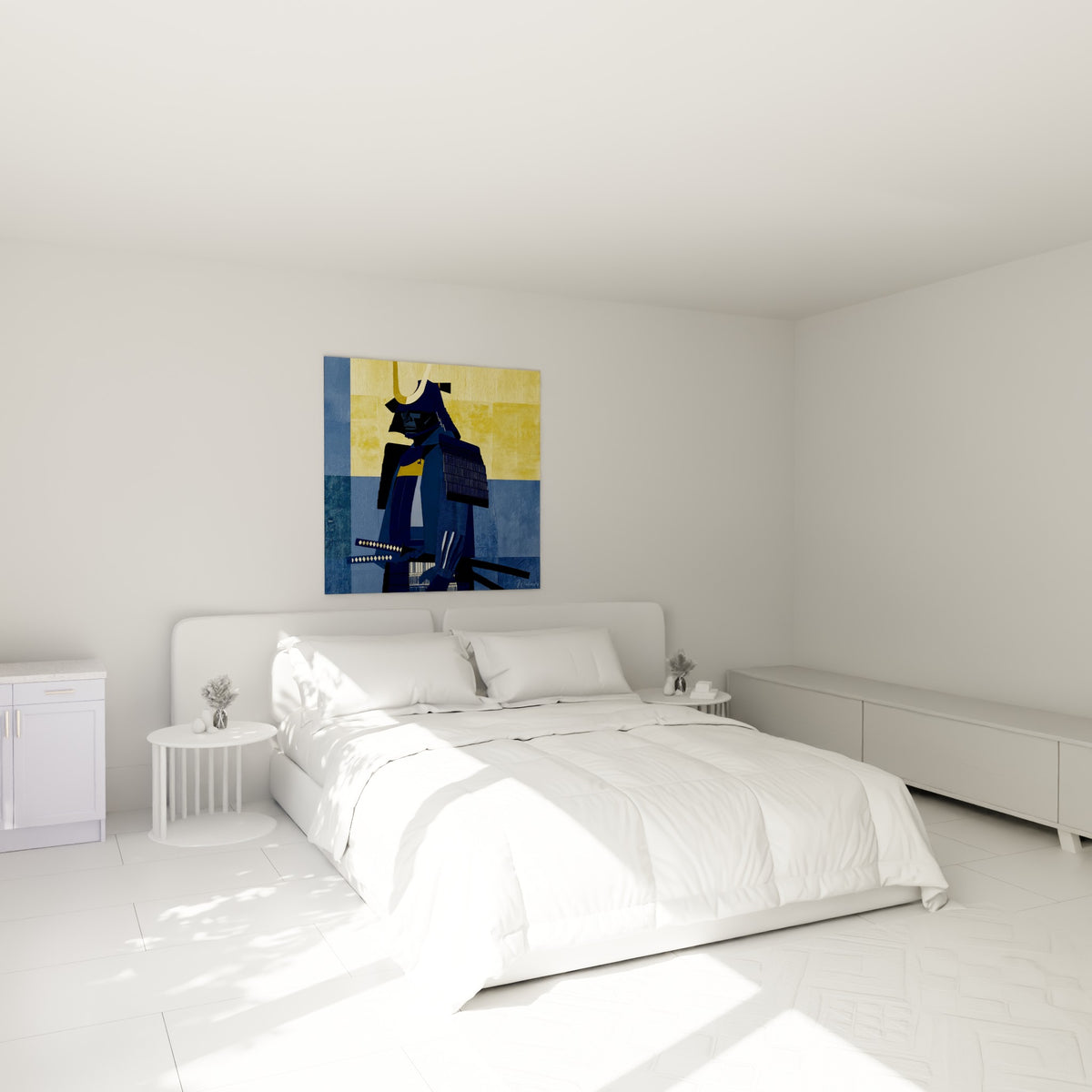 Samouraï bleu marine au casque doré accroché au-dessus d'un lit dans une chambre claire
