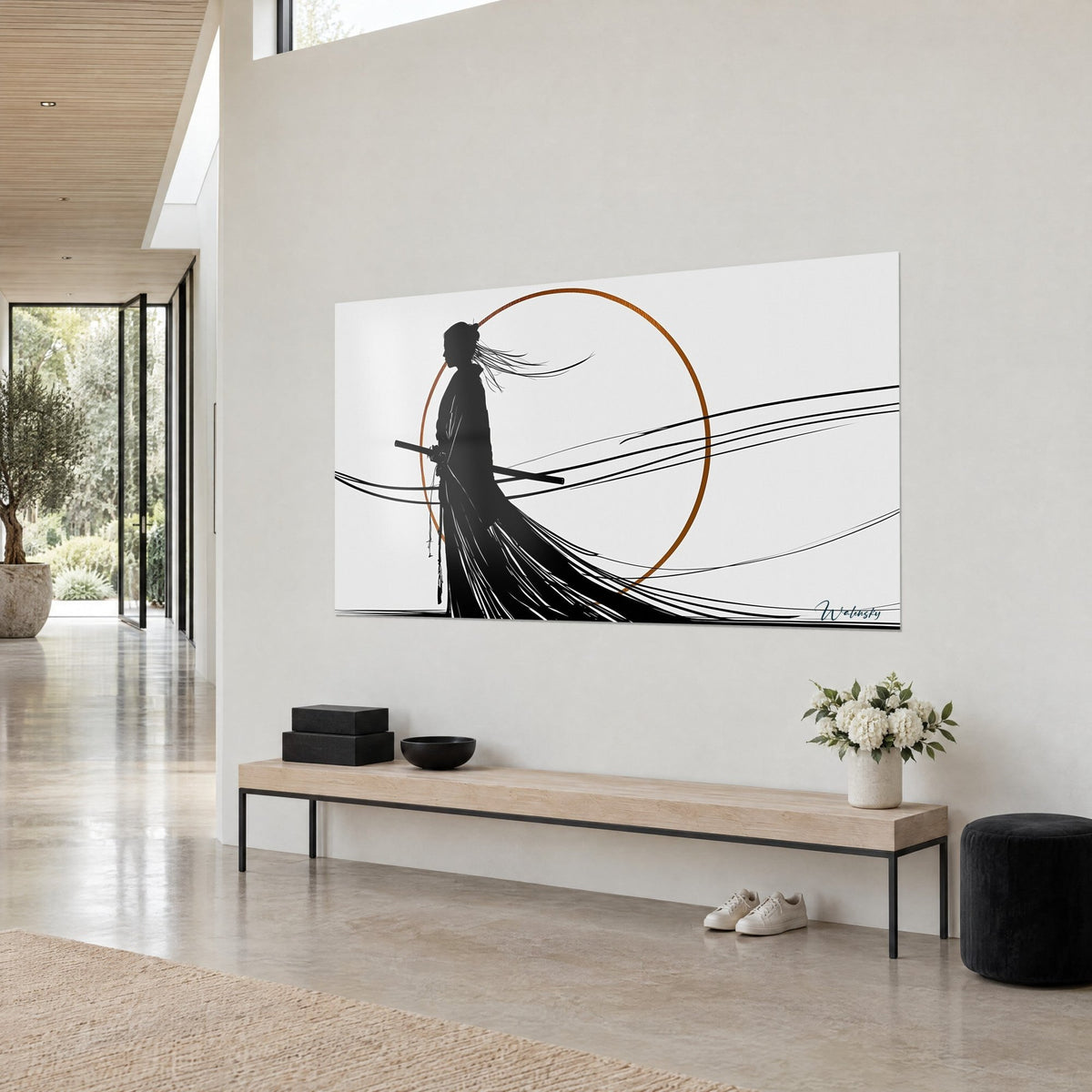 Quadro guerriero di profilo con katana, cerchio ramato arancio e tratti neri ondulati su fondo bianco, parete beige di casa d'architetto