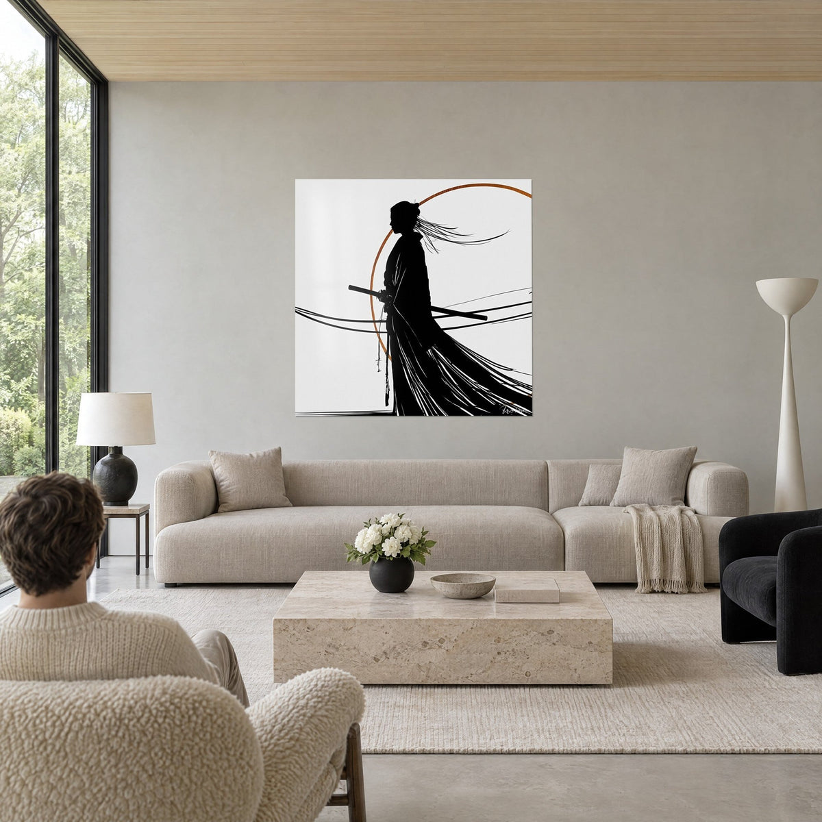 Gemälde Samurai in schwarzer Silhouette vor einem kupferfarbenen Kreis, Schwert am Gürtel, weißer Hintergrund, über einem Sofa in einem hellen Wohnzimmer
