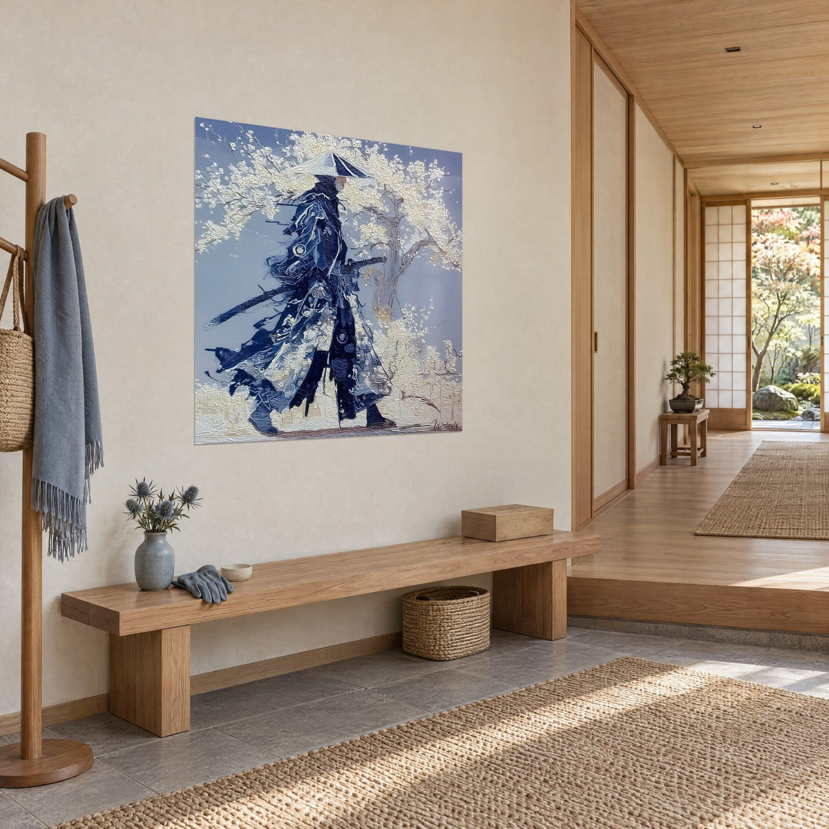 Tableau rōnin en cape indigo battue par le vent, pétales ivoire sur fond gris-bleu, mur crème d'une entrée japandi