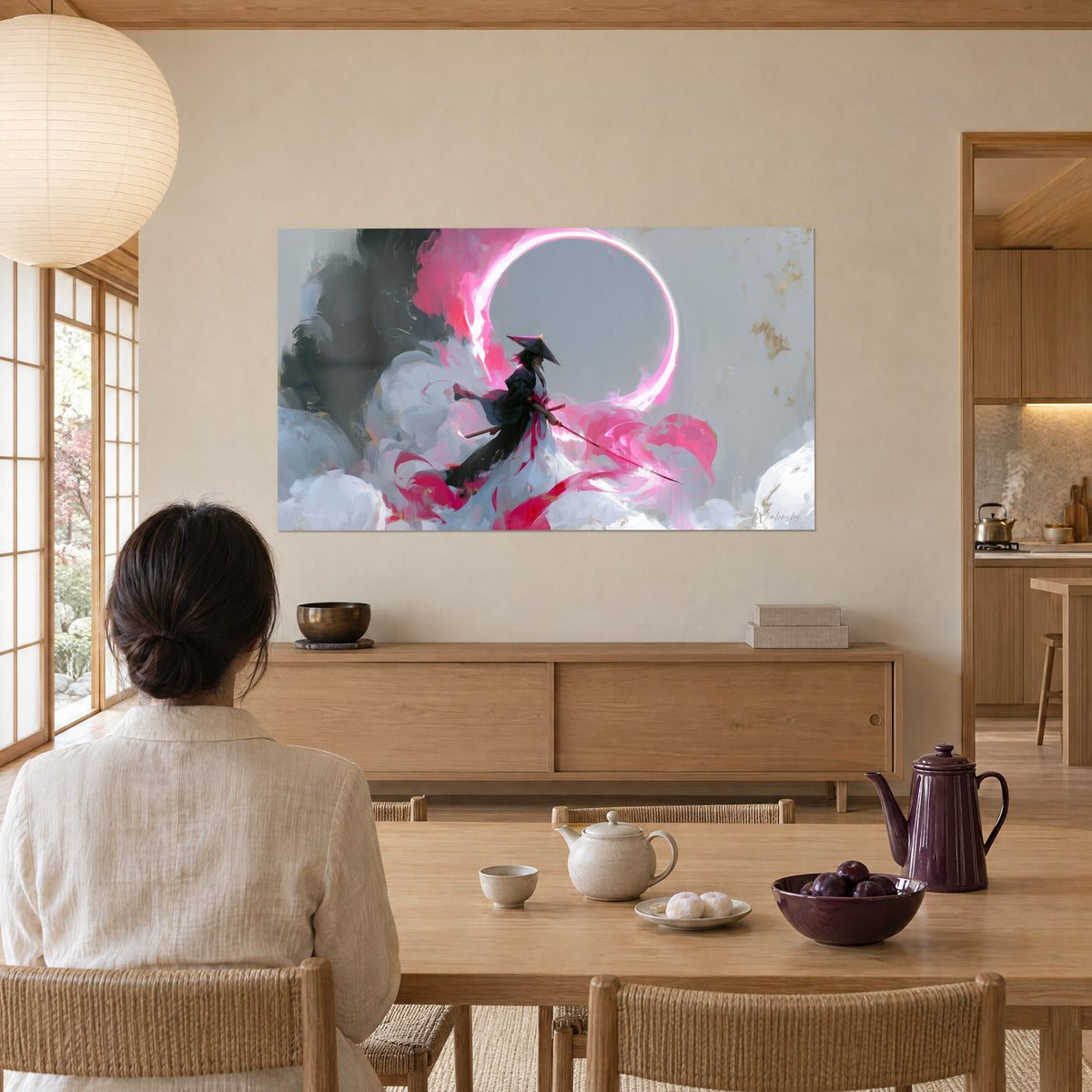 Cuadro de una silueta con kimono oscuro al pie de una luna rosa incandescente, nubes blancas espesas, en un comedor japandi