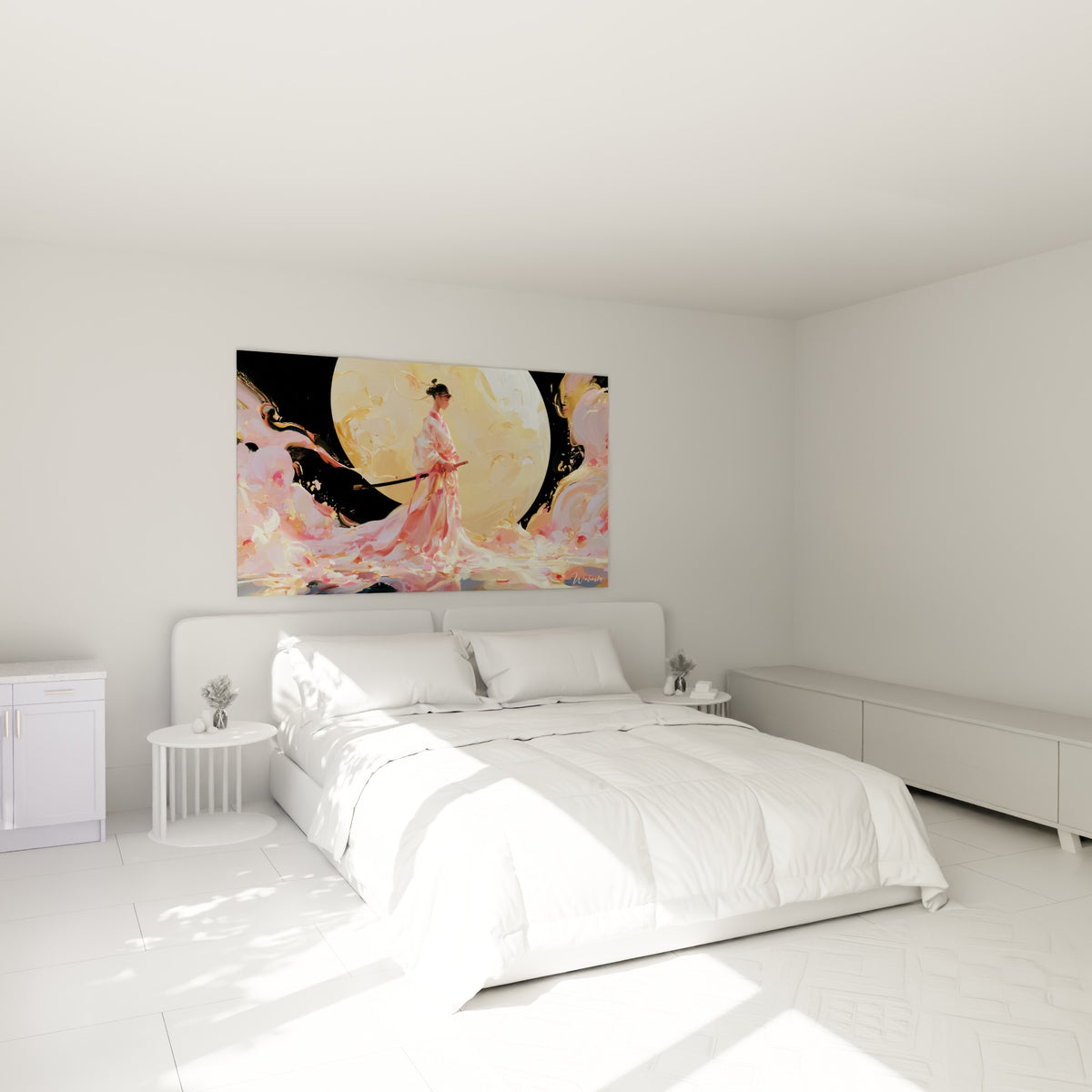 Silhouette de Samouraï vêtue de rose et or, accrochée au-dessus d'un lit dans une chambre claire