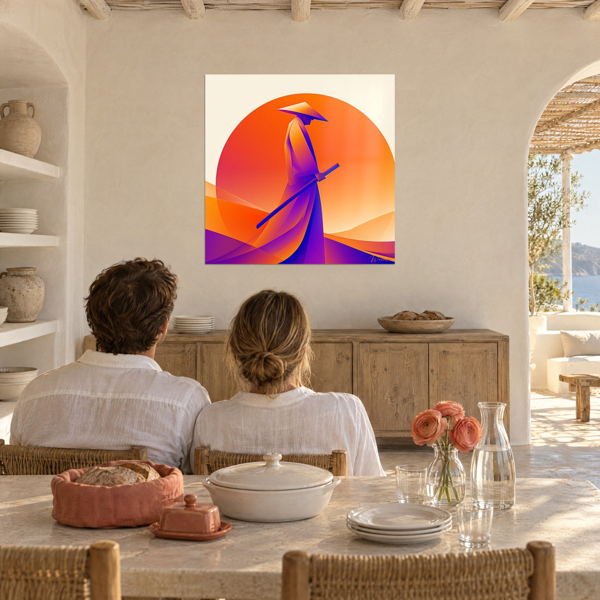 Tableau épéiste de profil sur disque orange, dunes safran et vagues violettes, face à un couple attablé dans une maison blanche
