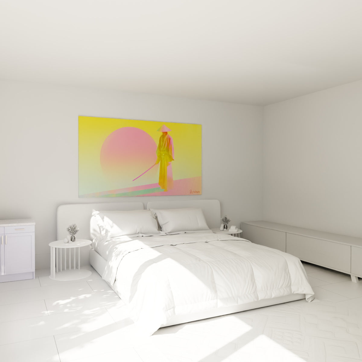 Guerrier samouraï en tenue rose et jaune, sabre tenu bas, au-dessus d'un lit dans une chambre claire
