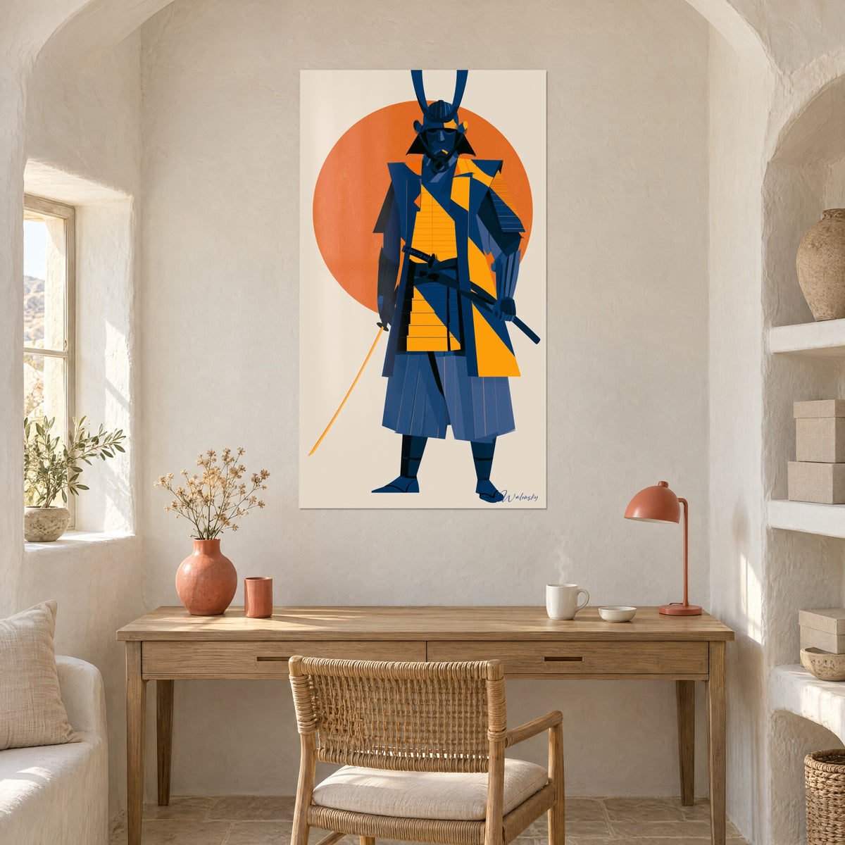 Tableau combattant japonais stylisé en aplats bleu et orange, disque rouge derrière, bureau en bois clair, lampe corail, patio méditerranéen