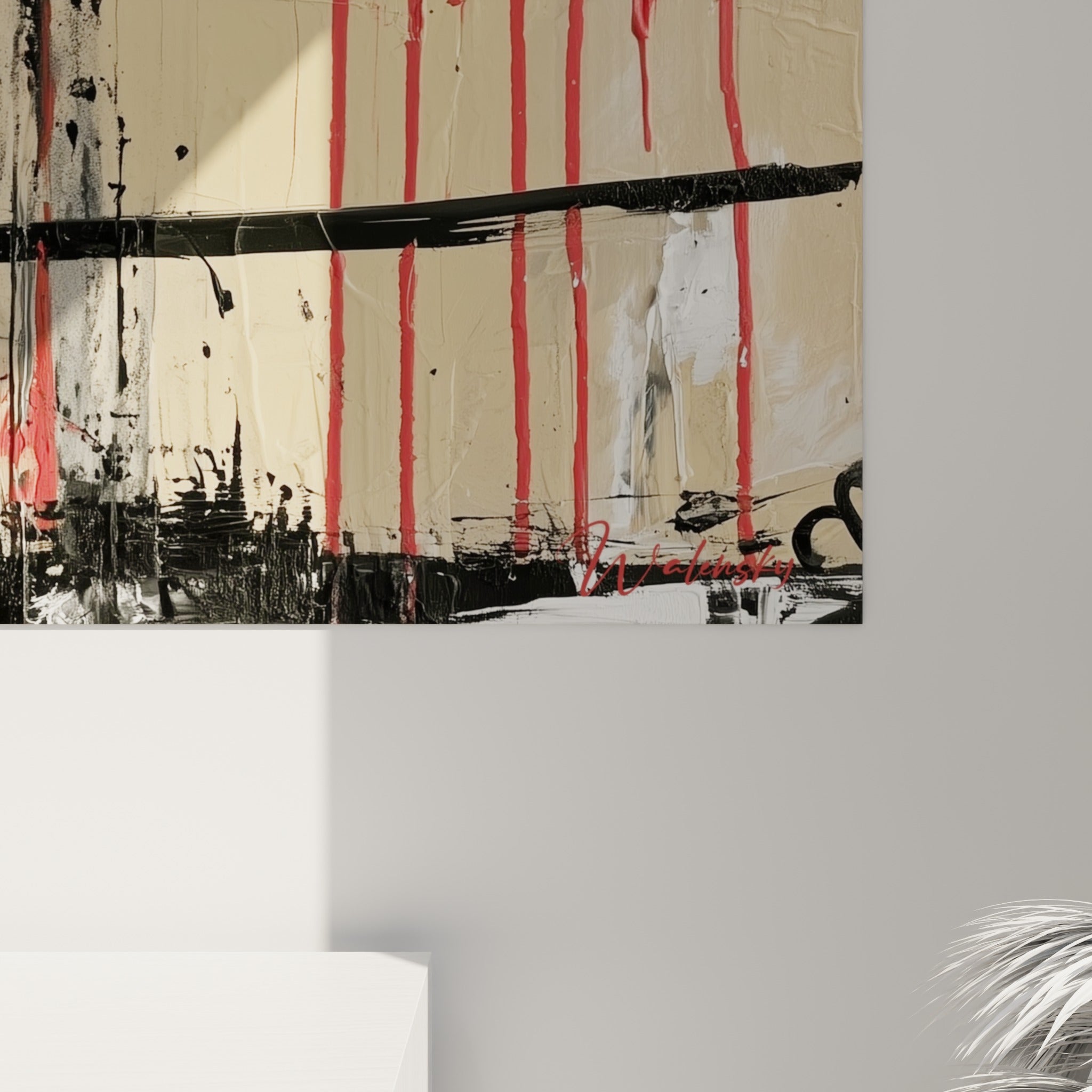 Empâtements noirs et coulures rouges du sabre visibles de près sur la texture beige de la toile