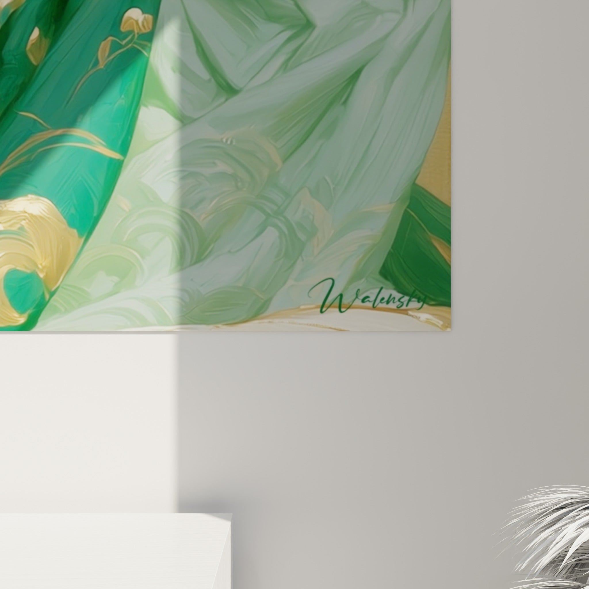 Empâtements dorés et coulures vertes sur le tissu du kimono, grain texturé de la peinture accrochée au mur