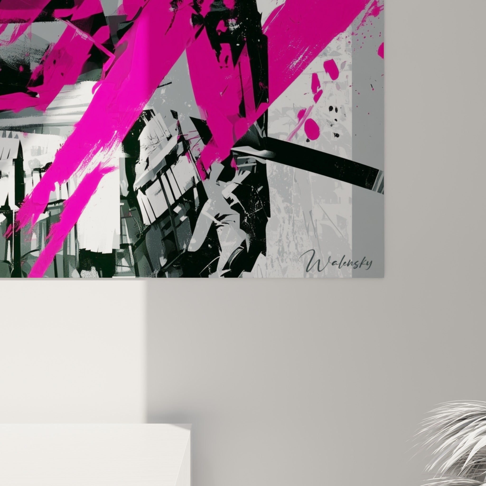 Empâtements de peinture rose fuchsia et touches jaunes sur fond gris texturé de l'œuvre Samouraï