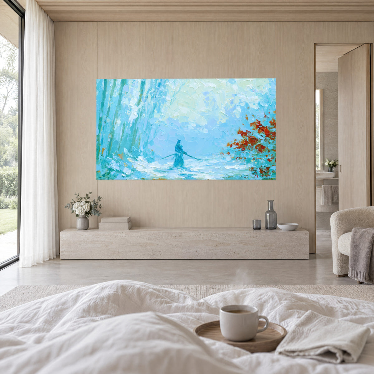 Tableau sabreur fantomatique sur sol neigeux, bambous bleus et feuillage roux, plaid blanc et tasse, accroché au-dessus d'un lit dans une chambre claire