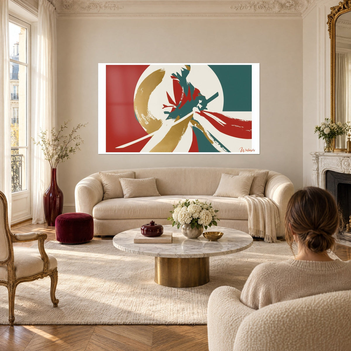 Gemälde Samurai in flächigem Rot und Tannengrün, großer goldener Bogen vor elfenbeinfarbenem Mond, eine Frau von hinten, über einem Sofa in einem hellen Wohnzimmer