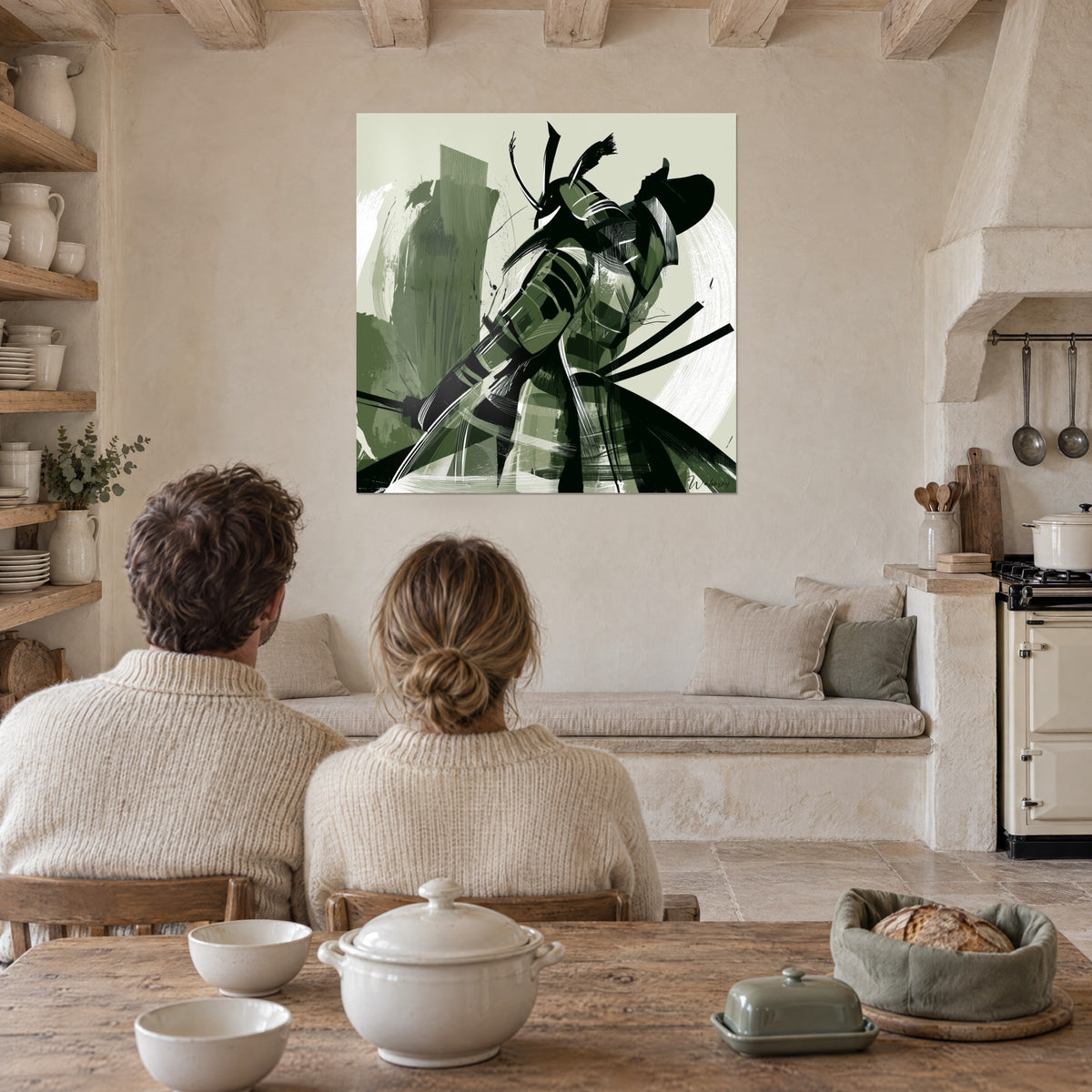 Tableau bretteur japonais en plastron rayé de noir et de kaki, fond crème, face à un couple dans la cuisine en pierre