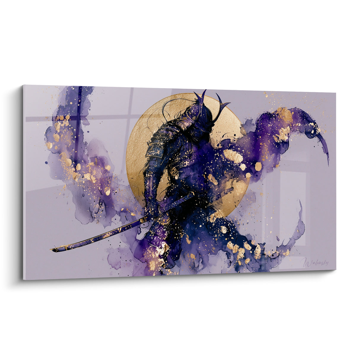 Samouraï en armure violette et noire, katana levé devant une lune dorée éclatante.