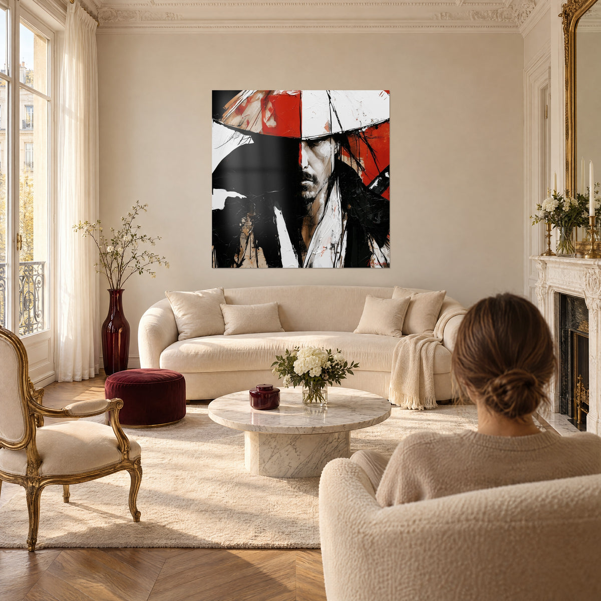 Tableau samouraï sous un chapeau conique rouge et blanc, visage mi-ombre, noir profond, au-dessus d'un canapé dans un salon lumineux