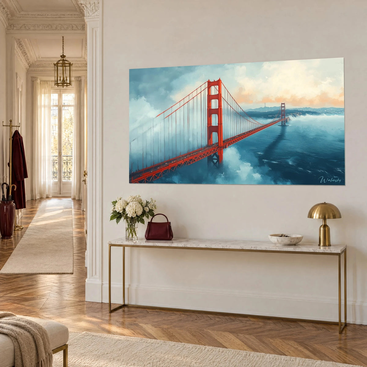 Cuadro puente colgante naranja sobre mar azul profundo, cielo melocotón y nubes marfil, vista de tres cuartos en un salón de estilo haussmanniano