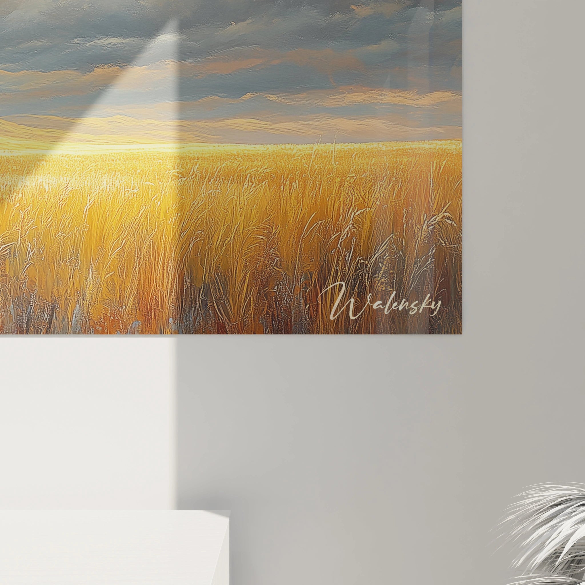 Un tableau ferme américaine présentant une grange rouge délavée se détachant sur un champ de blé jaune-or, avec un ciel spectaculaire composé de nuages aux teintes blanches, grises et dorées, créant une scène bucolique typique des grandes plaines.
