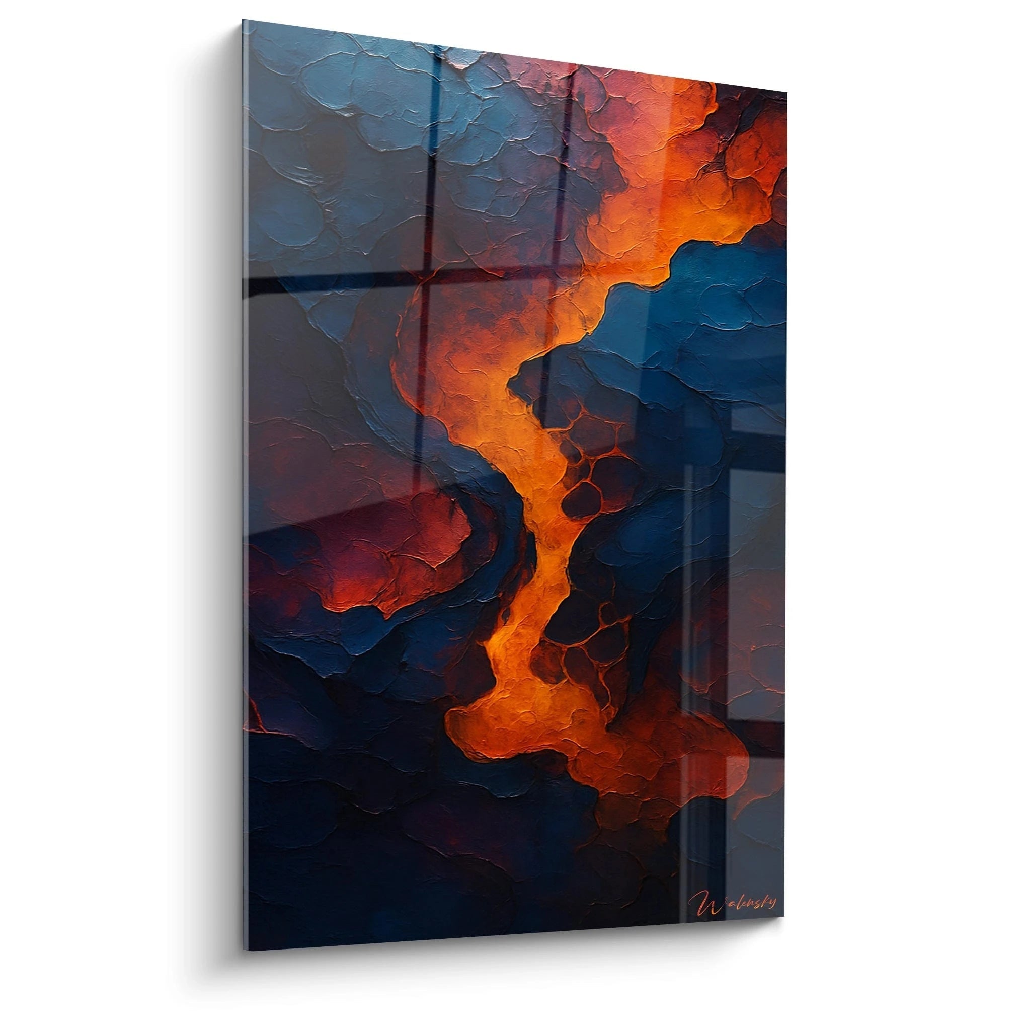 Un tableau relief abstrait représentant une coulée de lave incandescente traversant un fond bleu profond, avec textures craquelées prononcées créant un contraste saisissant entre les teintes chaudes orangées et les tons froids bleutés.
