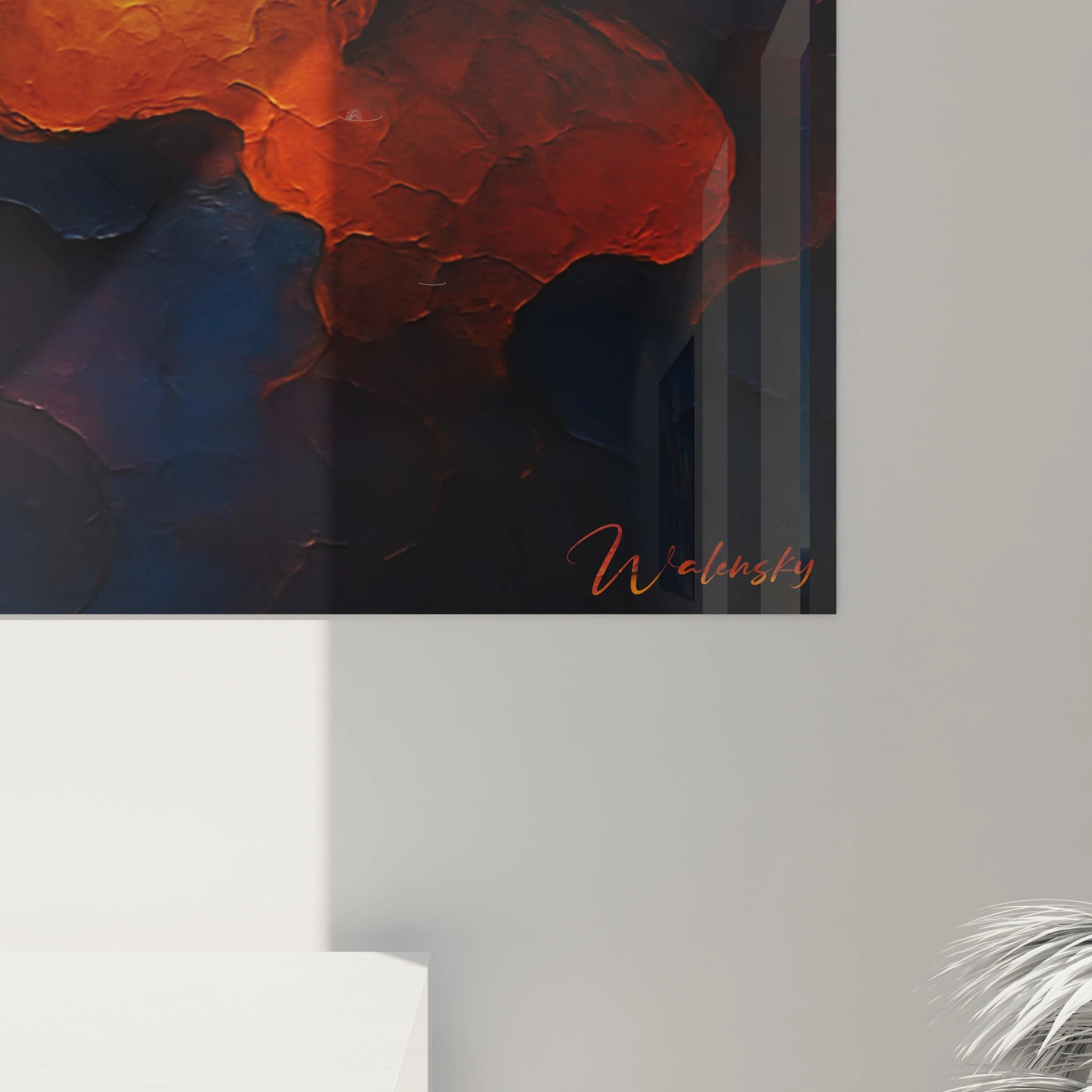 Un tableau relief géologique présentant une faille lumineuse orange traversant un paysage nocturne bleuté, où les textures rugueuses et stratifiées créent un effet tridimensionnel saisissant entre chaleur et froideur.

