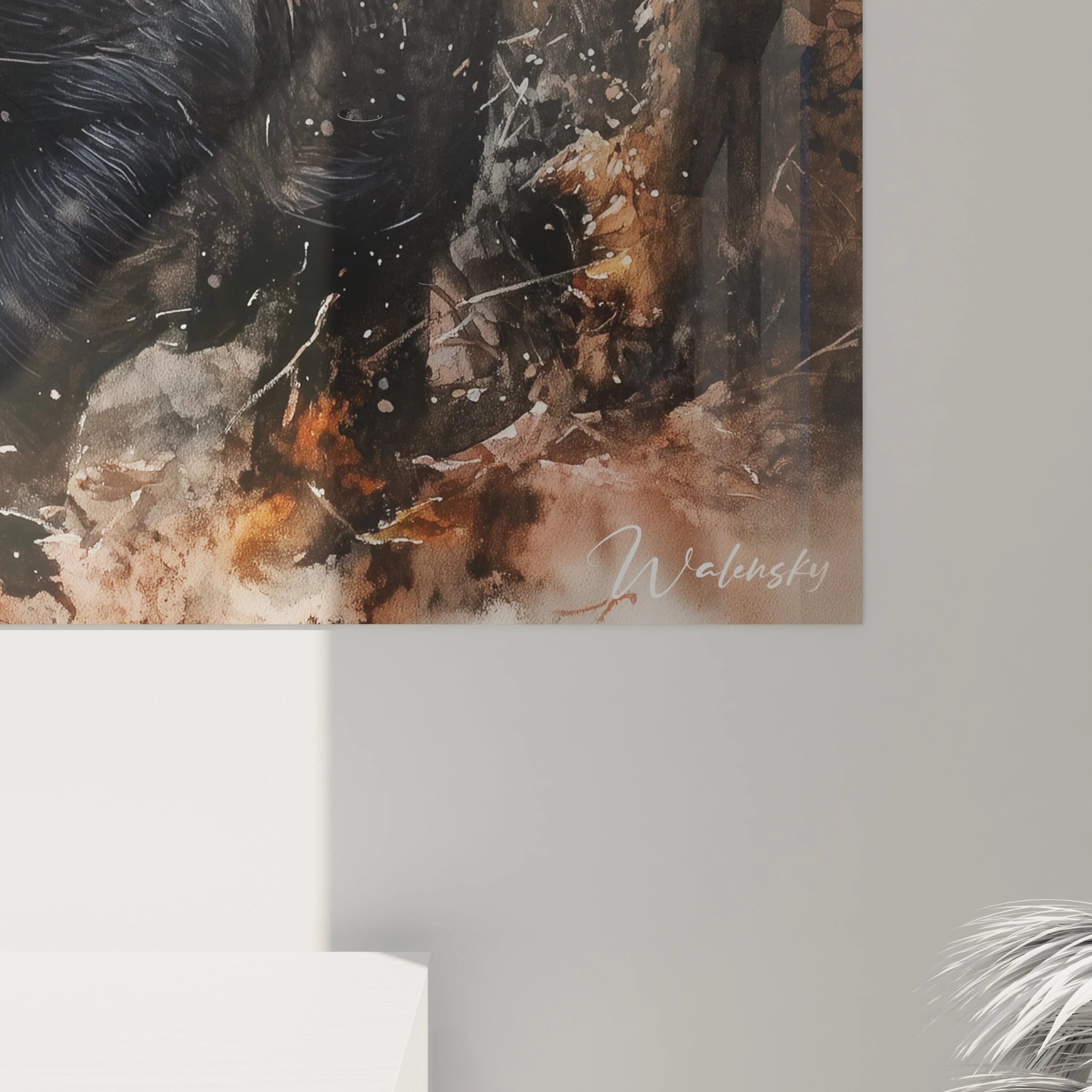 Un tableau sanglier de profil illustrant l'animal dans une atmosphère de sous-bois brumeux. Rendu méticuleux des poils noirs, bruns et beiges, regard perçant et museau expressif, sur fond aux textures délicates et éclaboussures subtiles.
