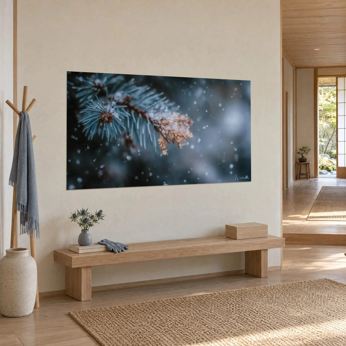 Schilderij sparrentak bestoven met sneeuw, blauwgrijze naalden met koperkleurige punt, leisteen achtergrond, op een beige muur van een japandi-huis