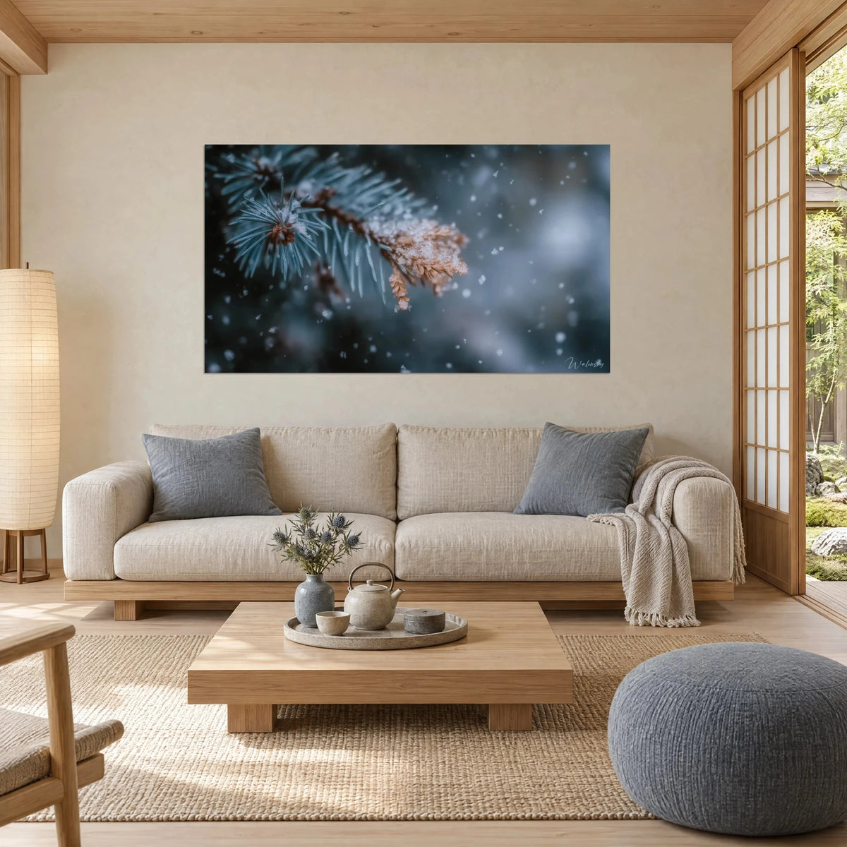 Schilderij berijpte dennentak met blauwgrijze naalden, zwevende sneeuwvlokken en donkere achtergrond, boven een bank in een lichte woonkamer