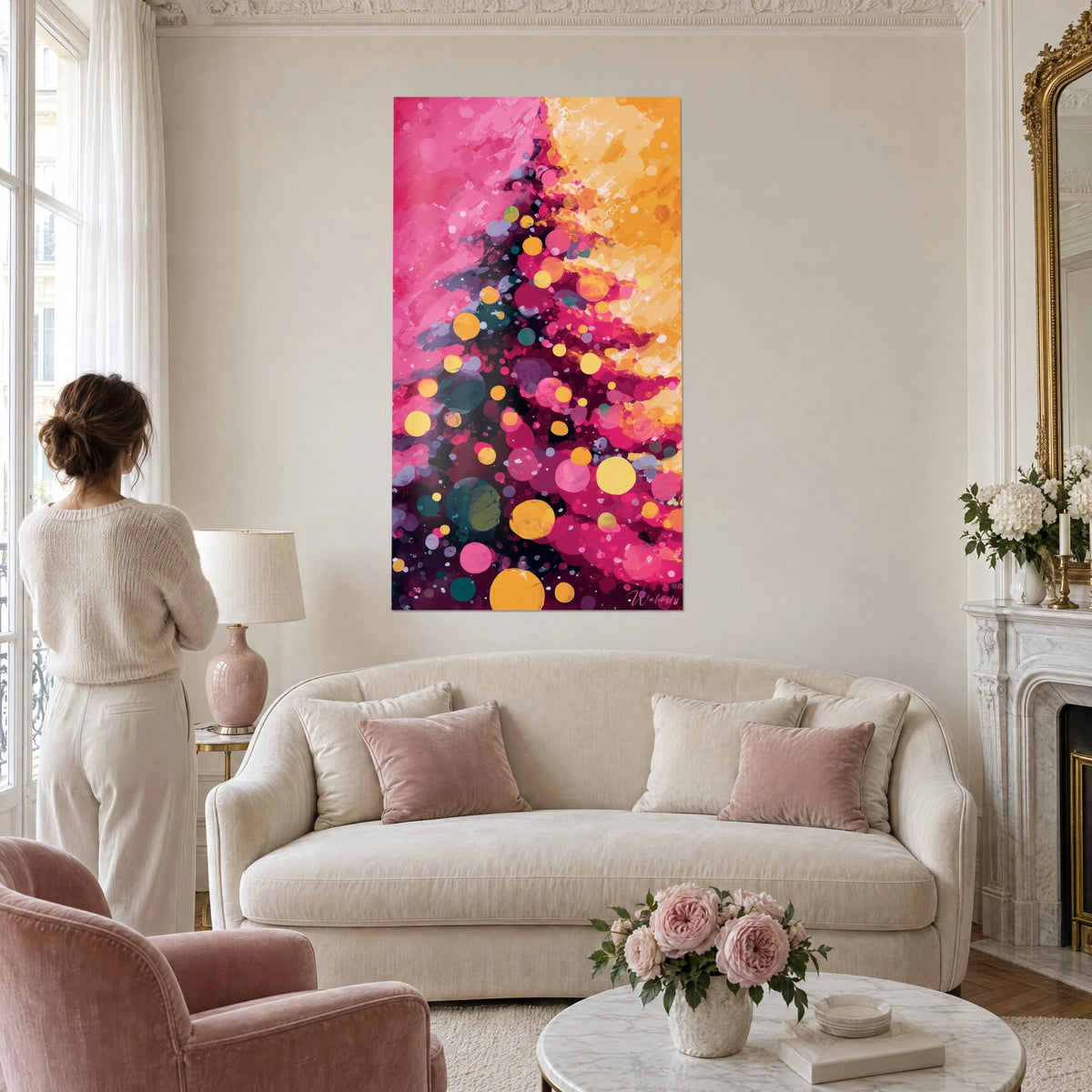 Gemälde Weihnachtstanne in Rosa- und Goldtönen, safrangelbe Kugeln, Frau von hinten über einem Sofa in einem hellen Wohnzimmer