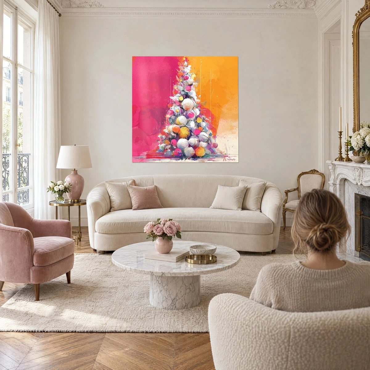 Cuadro árbol de Navidad cubierto de bolas blancas y amarillas sobre fondo fucsia y naranja, encima de un sofá en un salón luminoso