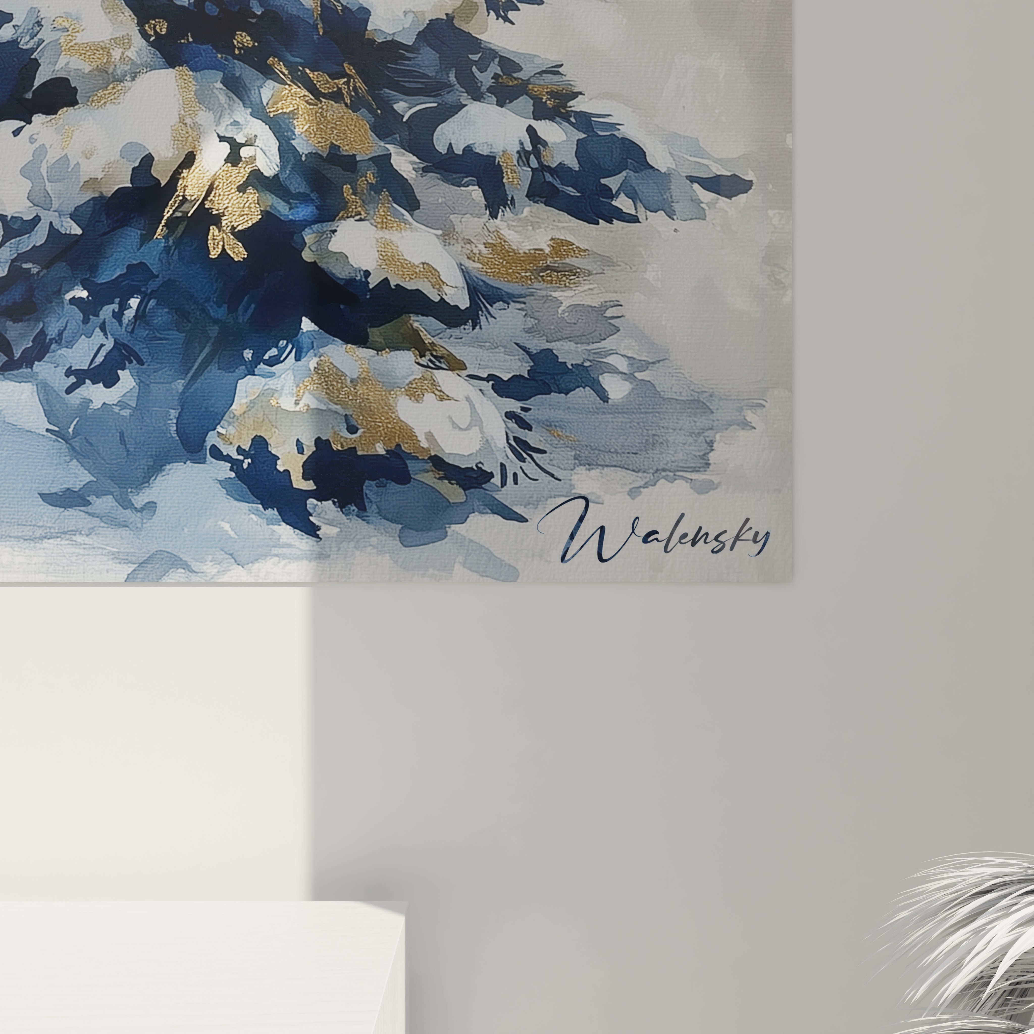 Tableau sapin de Noël moderne de Walensky avec des nuances de bleu et doré sur fond doux