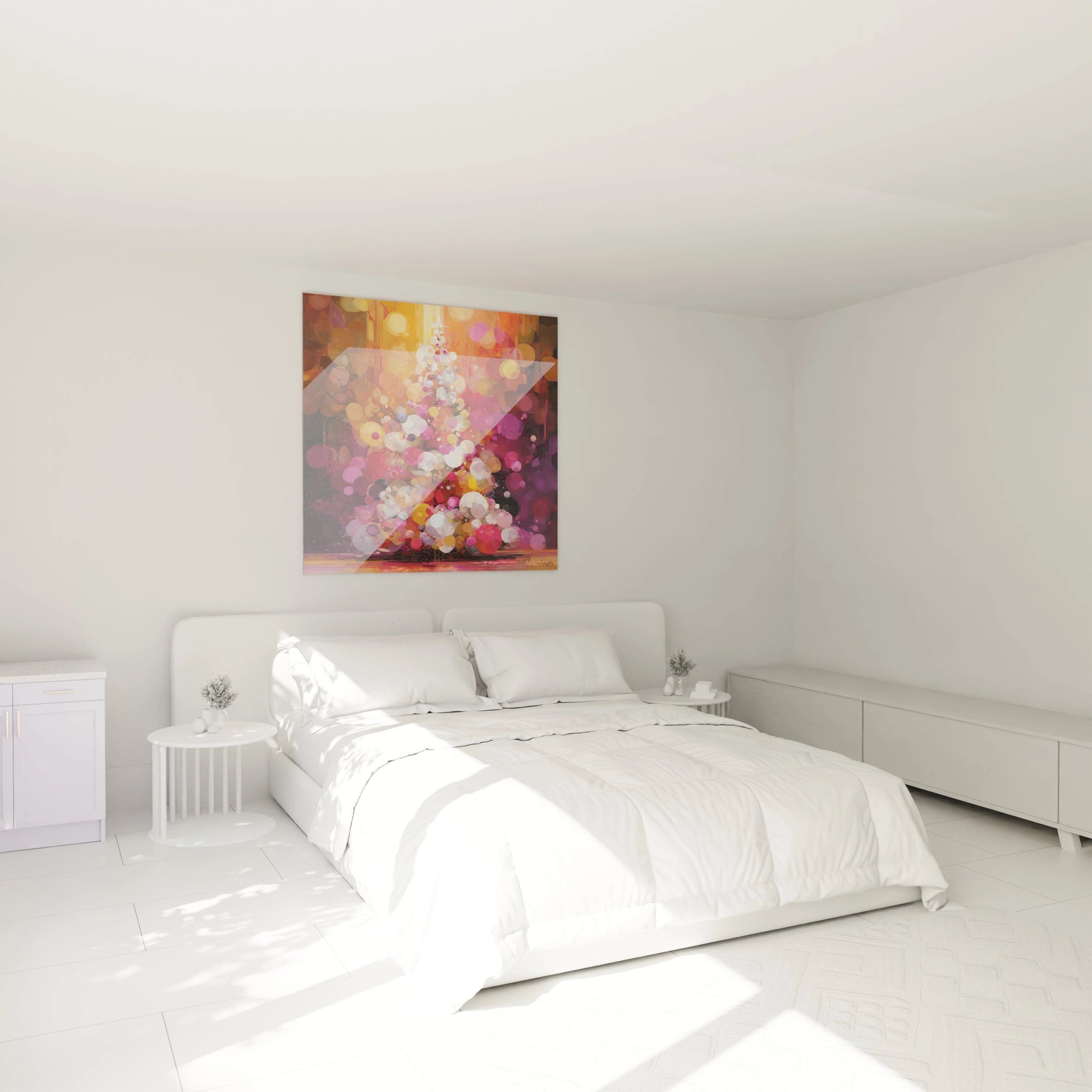 Tableau sapin de Noël moderne sur mur au-dessus d'un lit moderne dans une chambre lumineuse