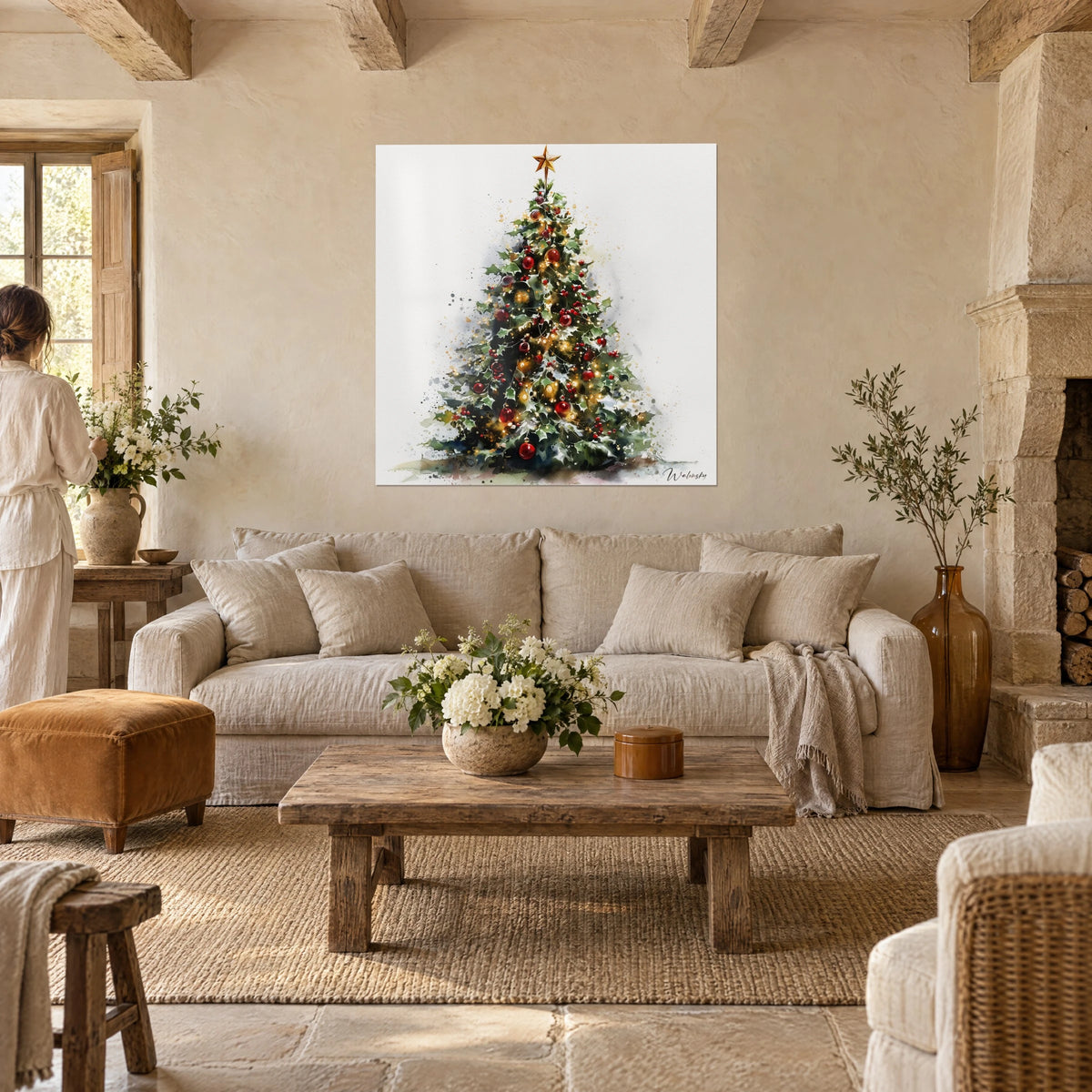 Schilderij kerstboom in aquarel, rode kerstballen en gouden slingers, twee personen van achteren boven een bank in een lichte woonkamer