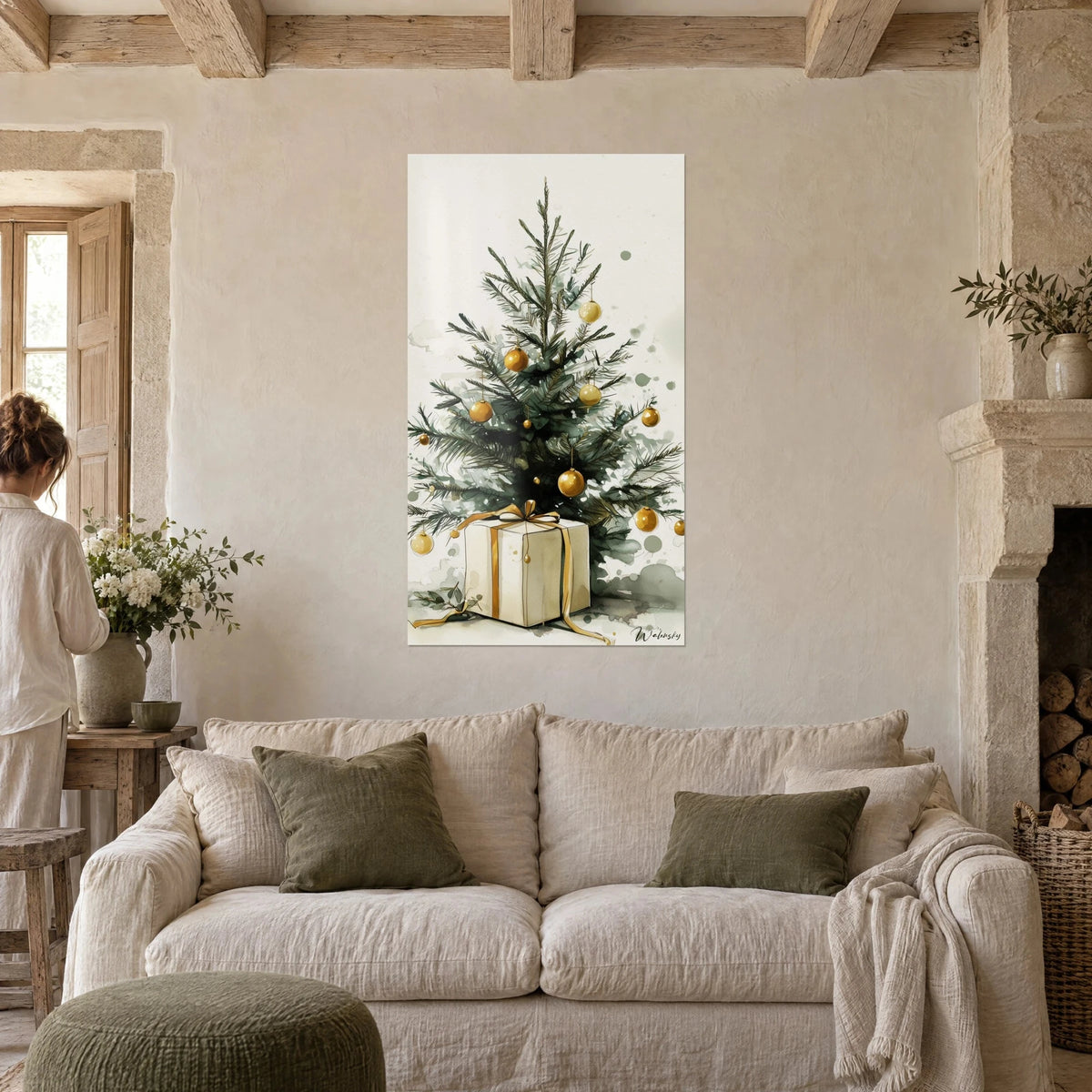 Cuadro abeto navideño en acuarela, bolas doradas y paquete crema con cinta ocre, encima de un sofá en un salón luminoso